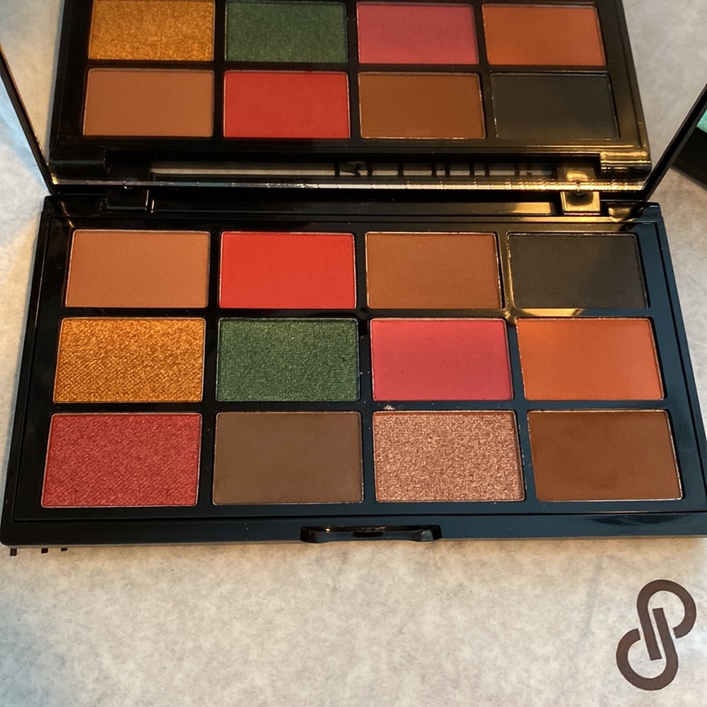 12 Color Eyeshadow Palette - Picture 2 of 4